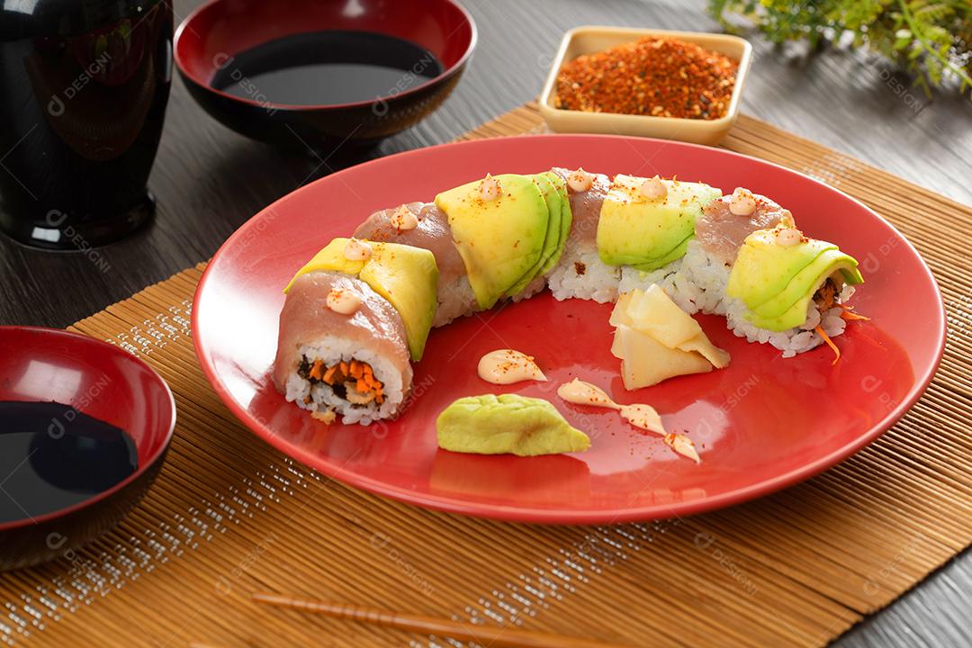 Comida japonesa, atum, abacate e maionese servidos no restaurante
