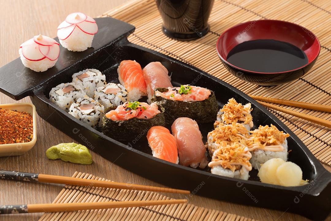comida japonesa co molho choio,em barca de losa,imagem fotografica