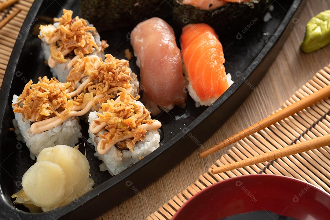 Comida japonesa e cebolas crocantes servidas no restaurante em black bo