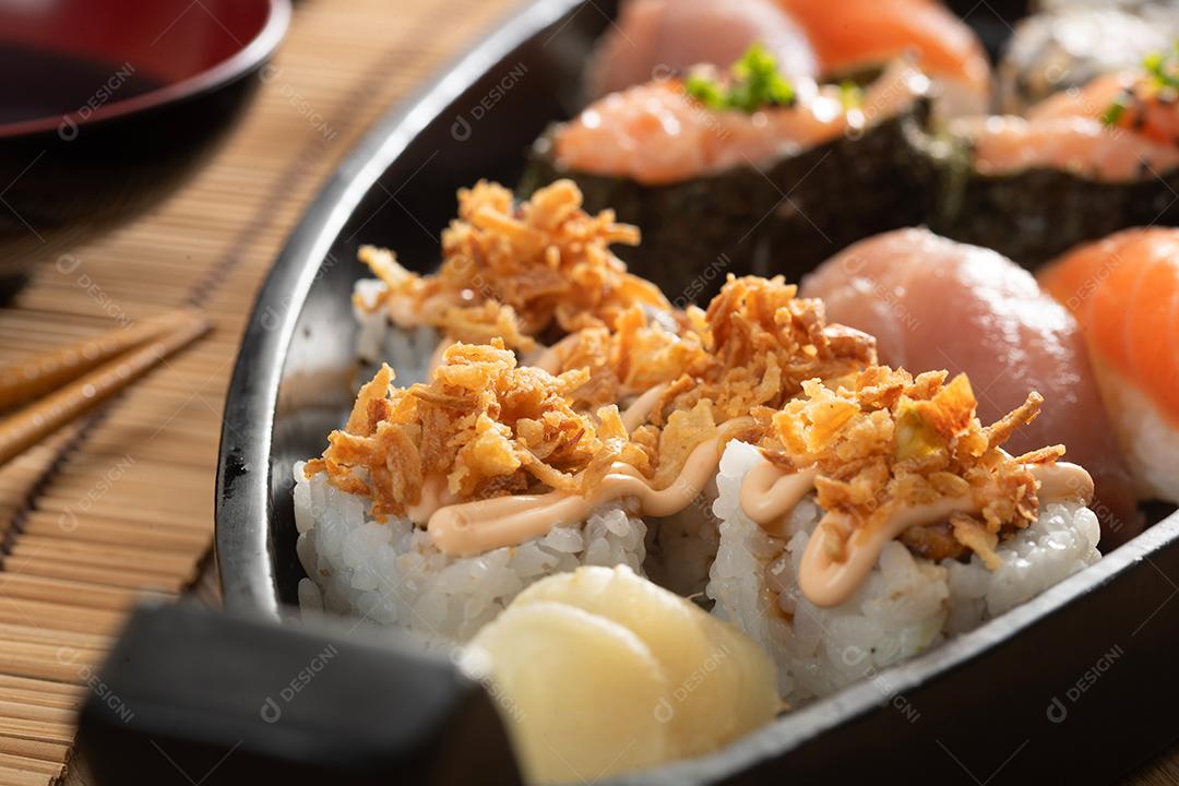 Comida japonesa e cebolas crocantes servidas no restaurante em black bo