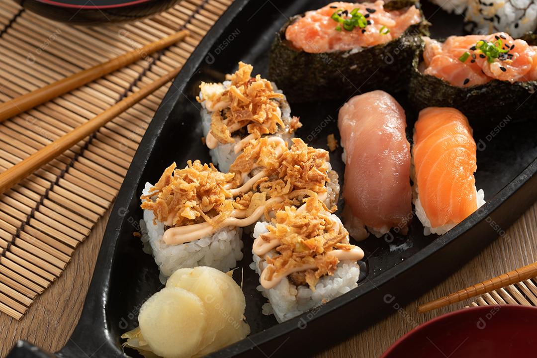 Comida japonesa e cebolas crocantes servidas no restaurante em black bo