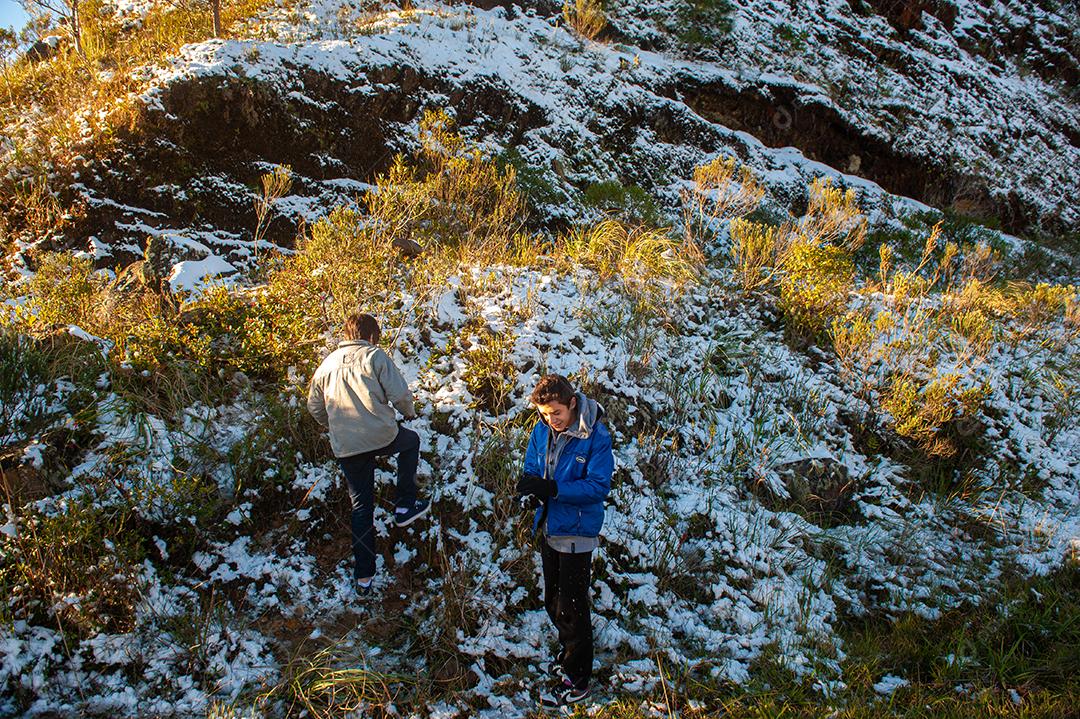 Crianças jogando bola de neve em Santa Catarina Brasil