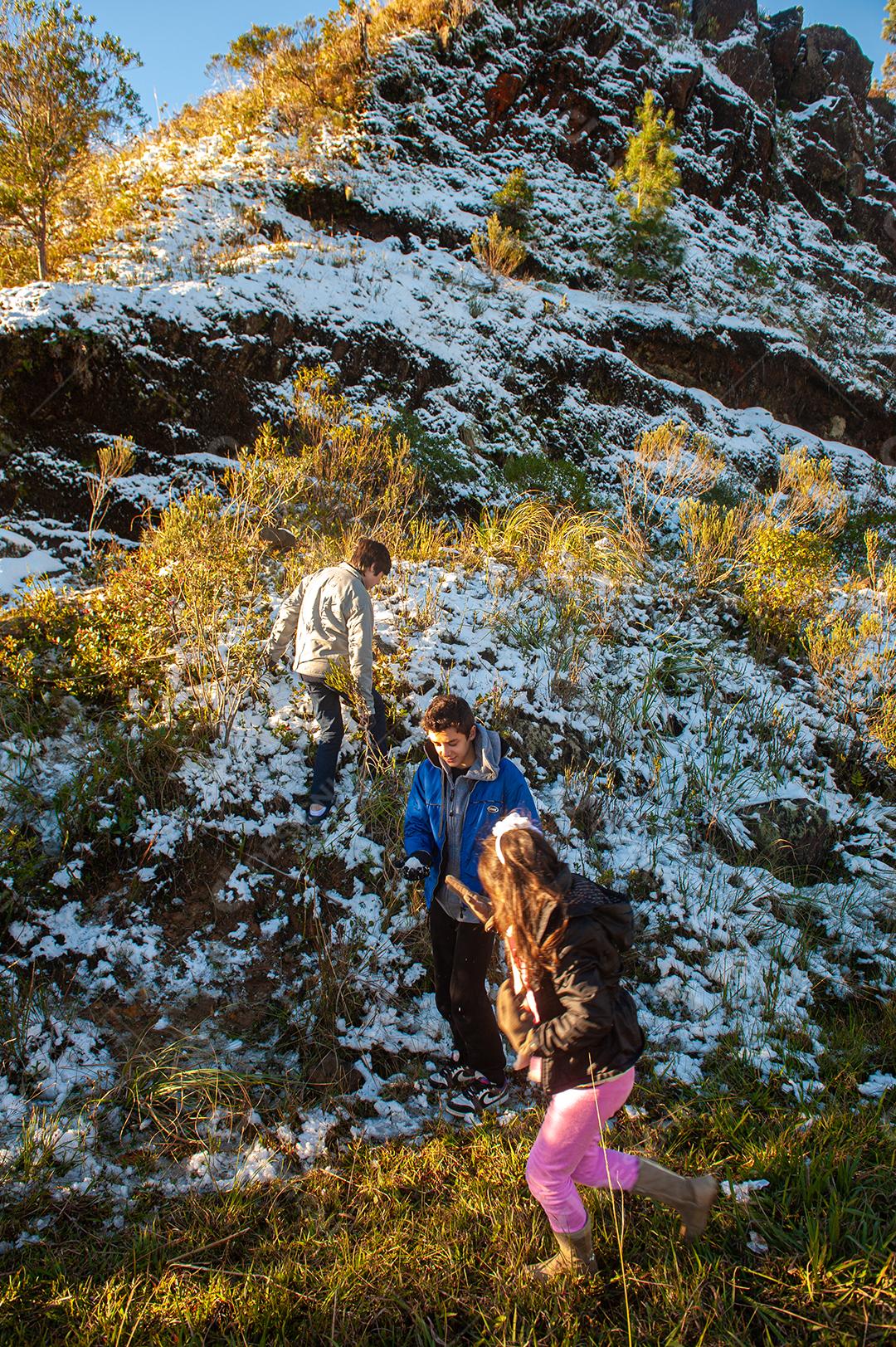 Crianças jogando bola de neve em Santa Catarina Brasil