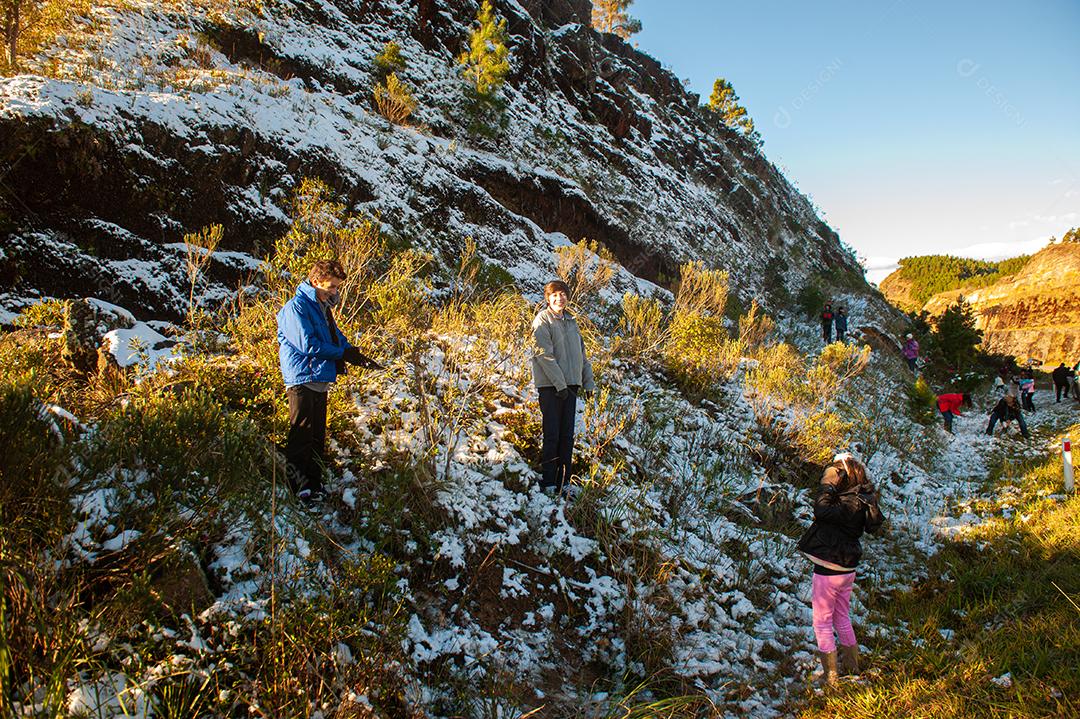 Crianças jogando bola de neve em Santa Catarina Brasil