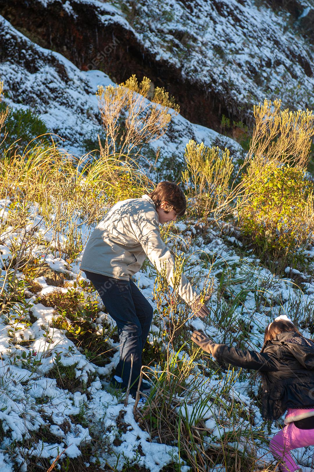 Crianças jogando bola de neve em Santa Catarina Brasil
