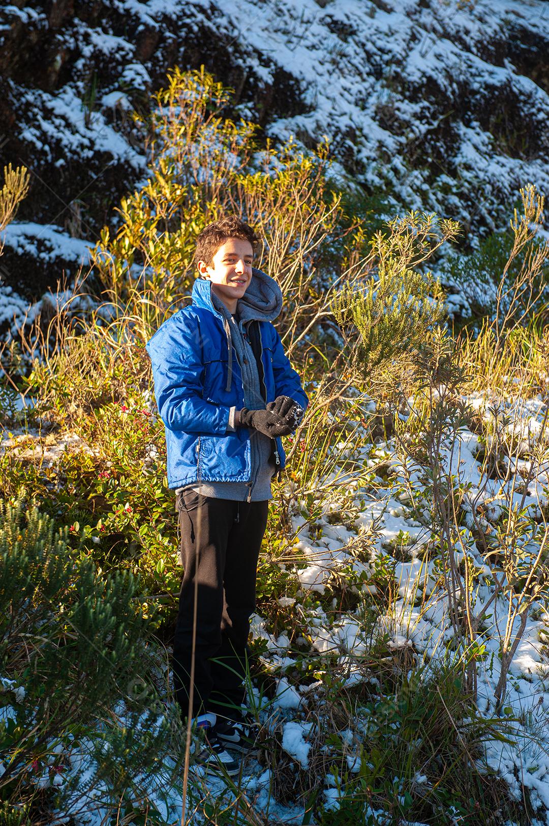 Crianças jogando bola de neve em Santa Catarina Brasil