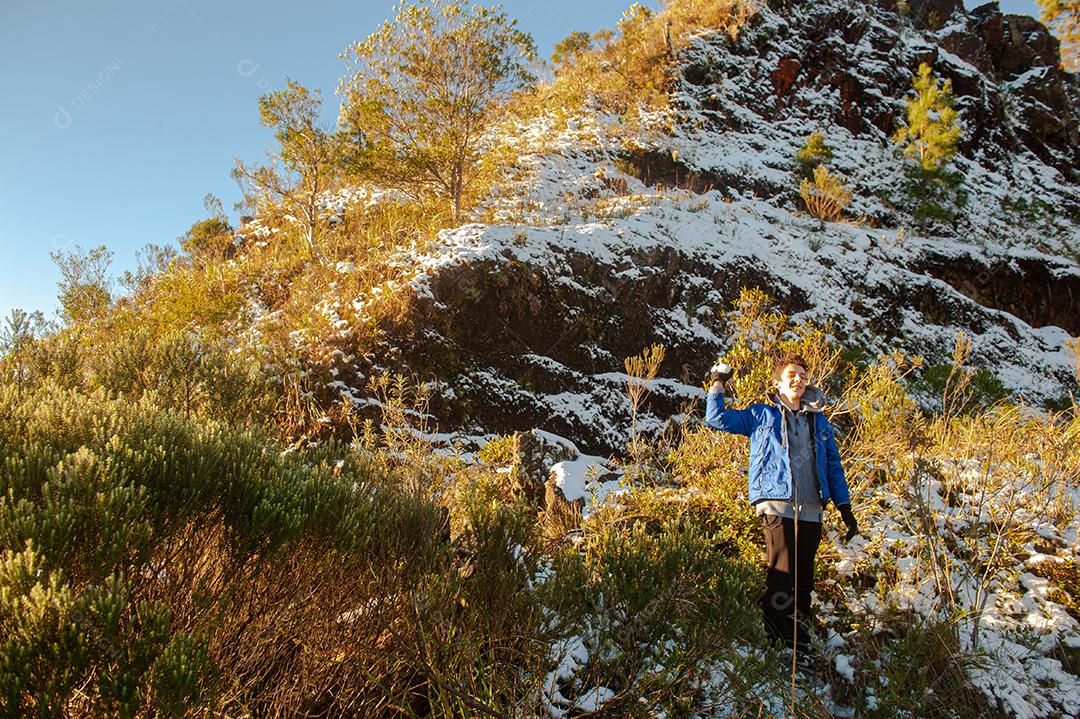 Crianças jogando bola de neve em Santa Catarina Brasil