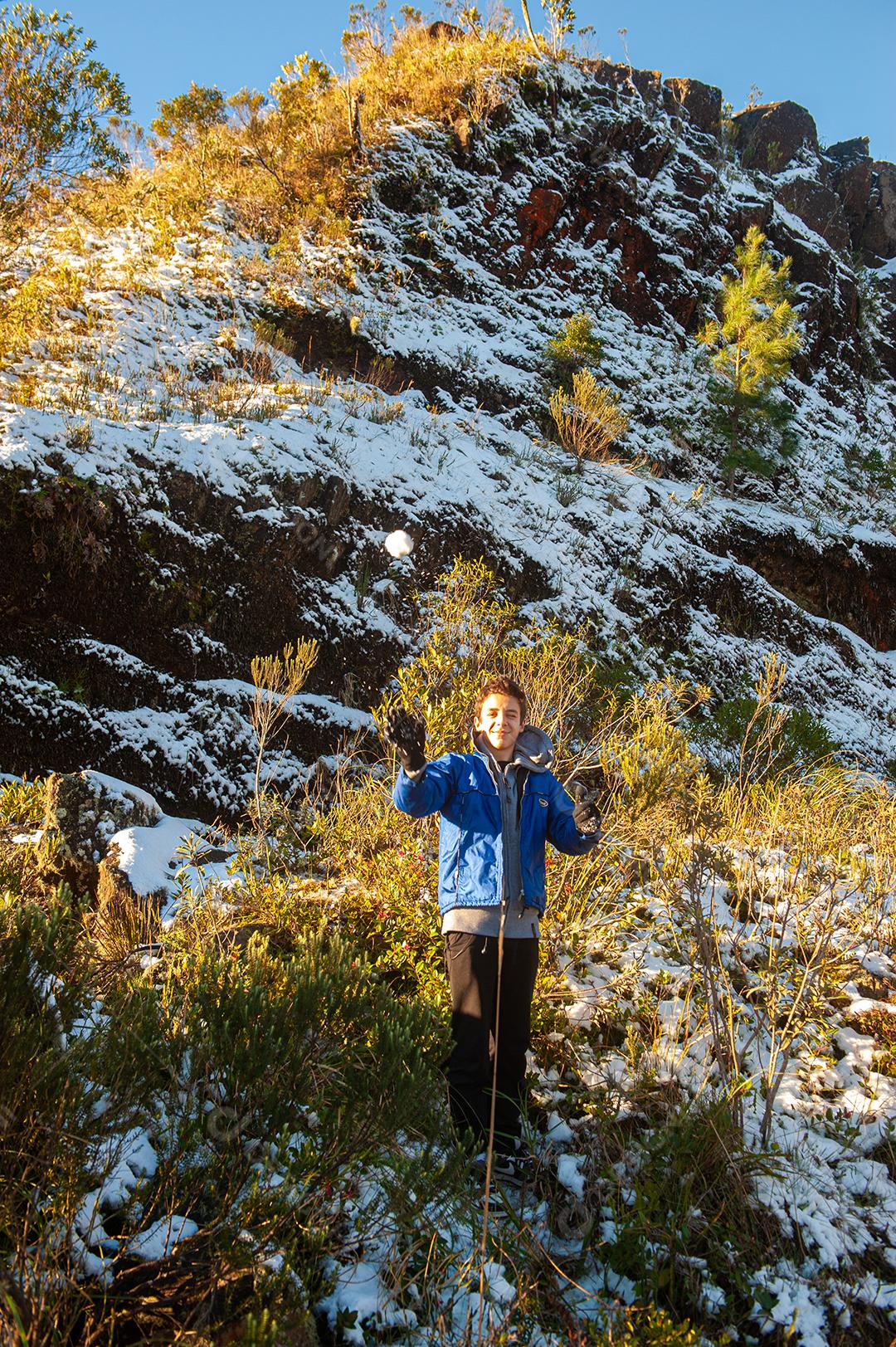 Crianças jogando bola de neve em Santa Catarina Brasil