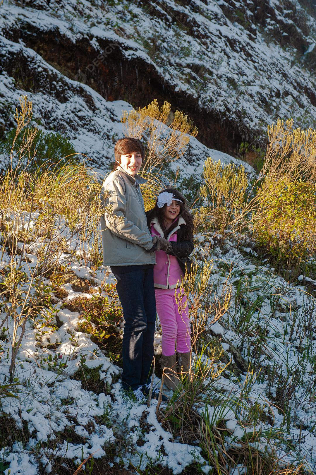 Crianças jogando bola de neve em Santa Catarina Brasil