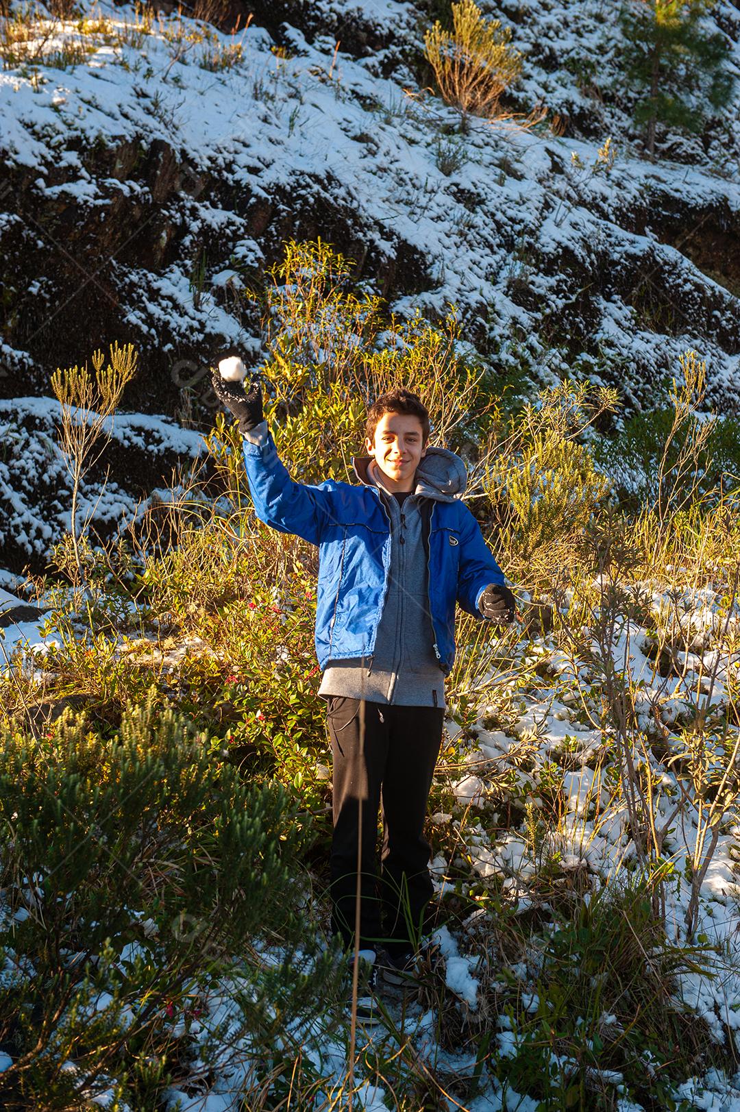 Crianças jogando bola de neve em Santa Catarina Brasil