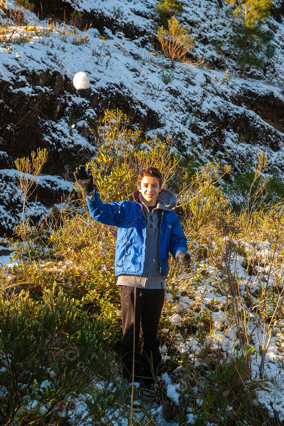 Crianças jogando bola de neve em Santa Catarina Brasil