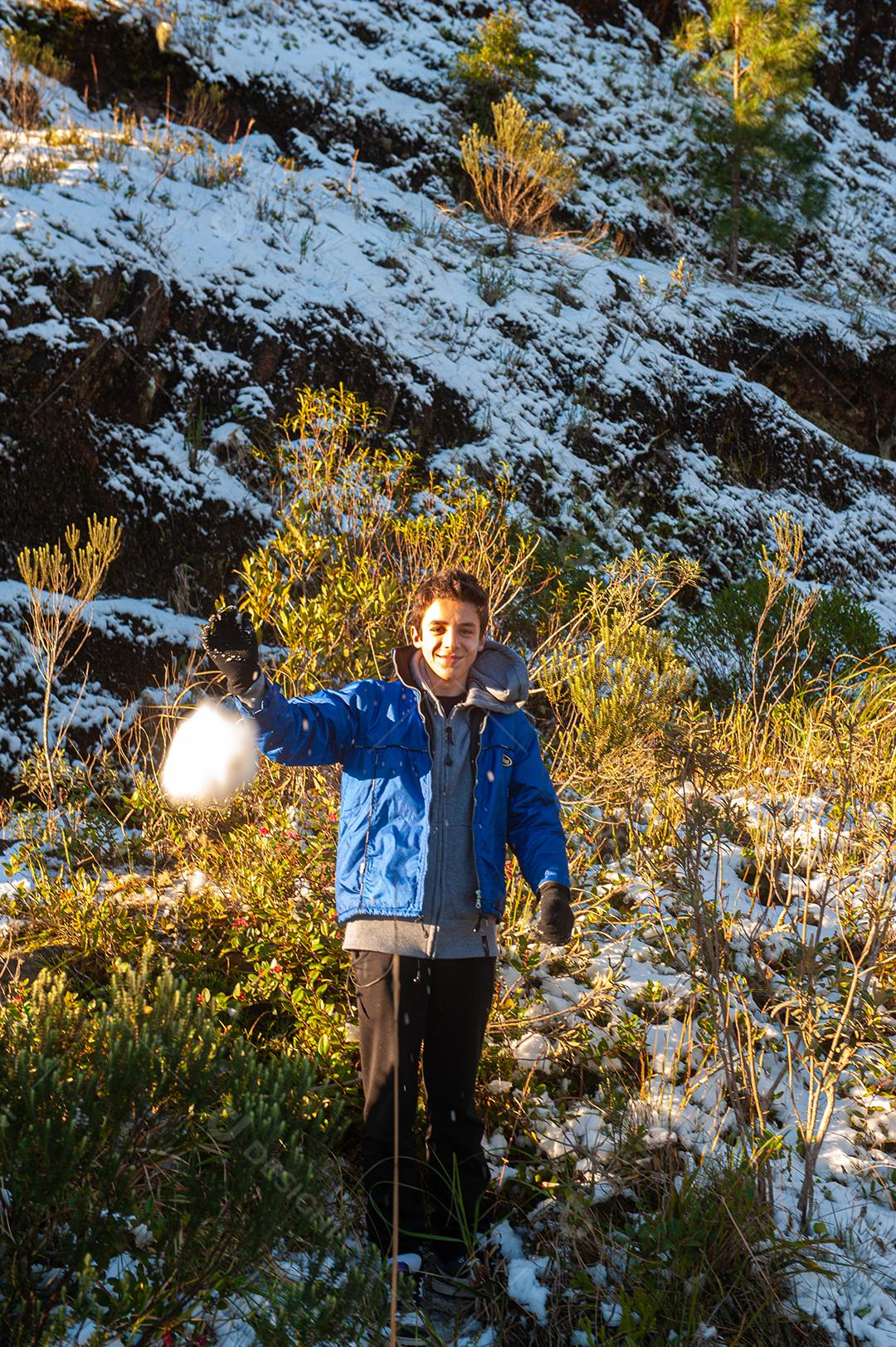 Crianças jogando bola de neve em Santa Catarina Brasil
