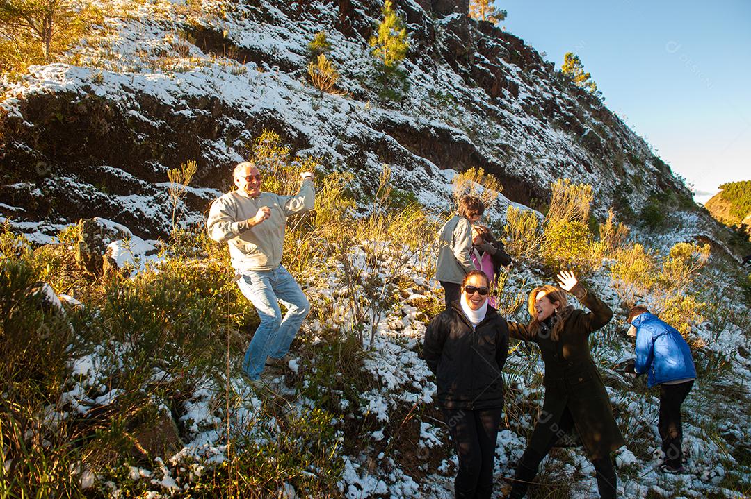 Turistas apreciando a paisagem nevada da serra catarinense.