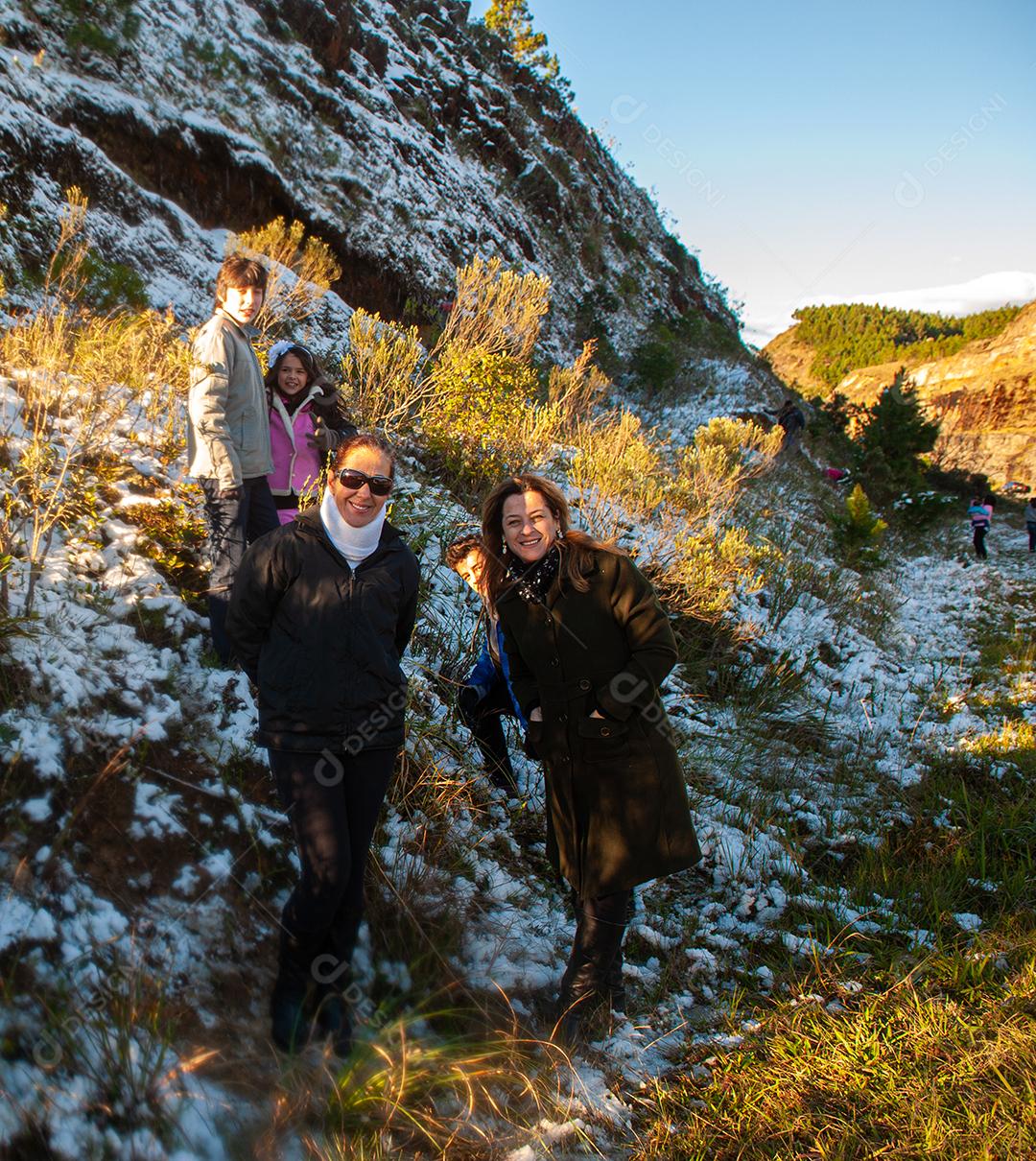 Turistas apreciando a paisagem nevada da serra catarinense.