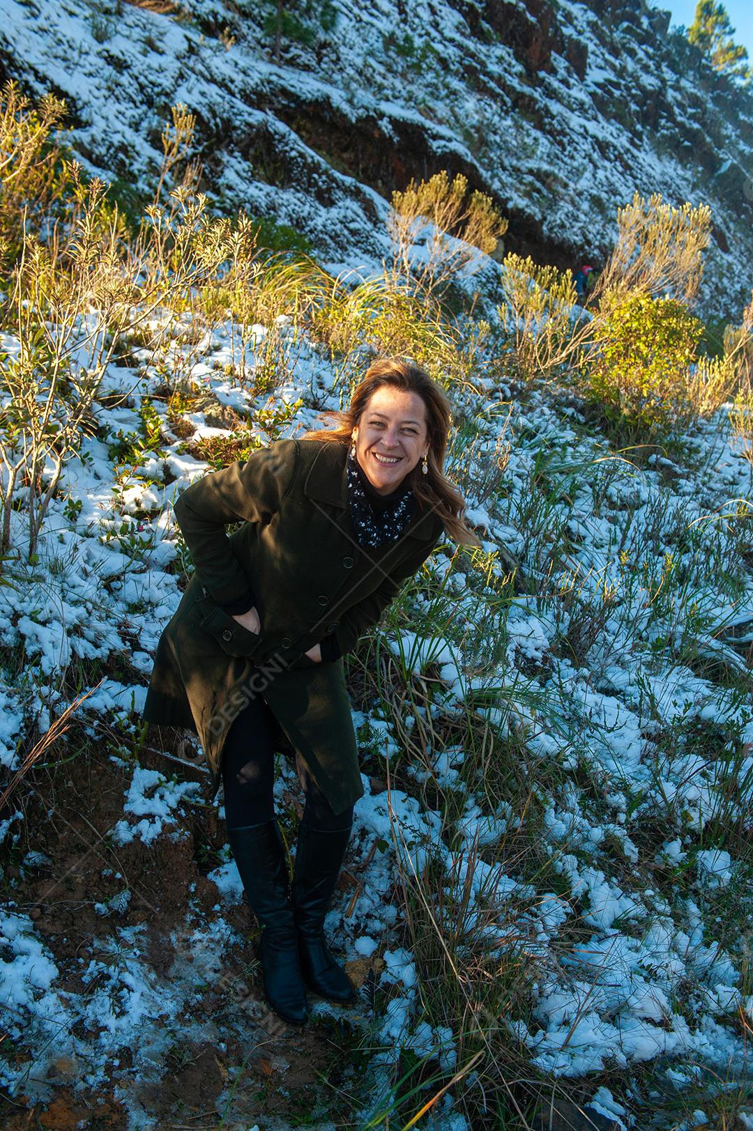 Turistas apreciando a paisagem nevada da serra catarinense.