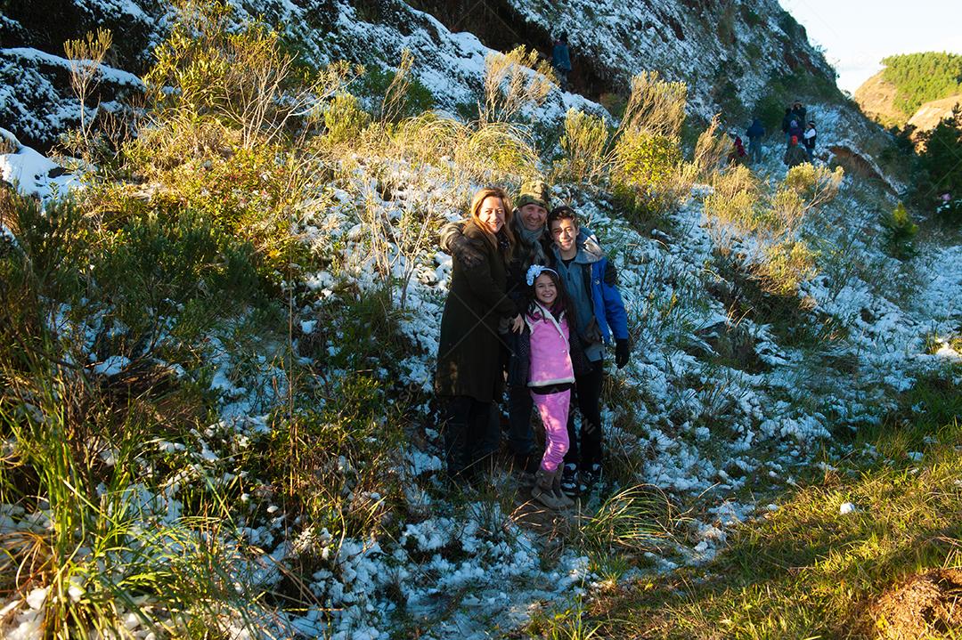 Turistas apreciando a paisagem nevada da serra catarinense.