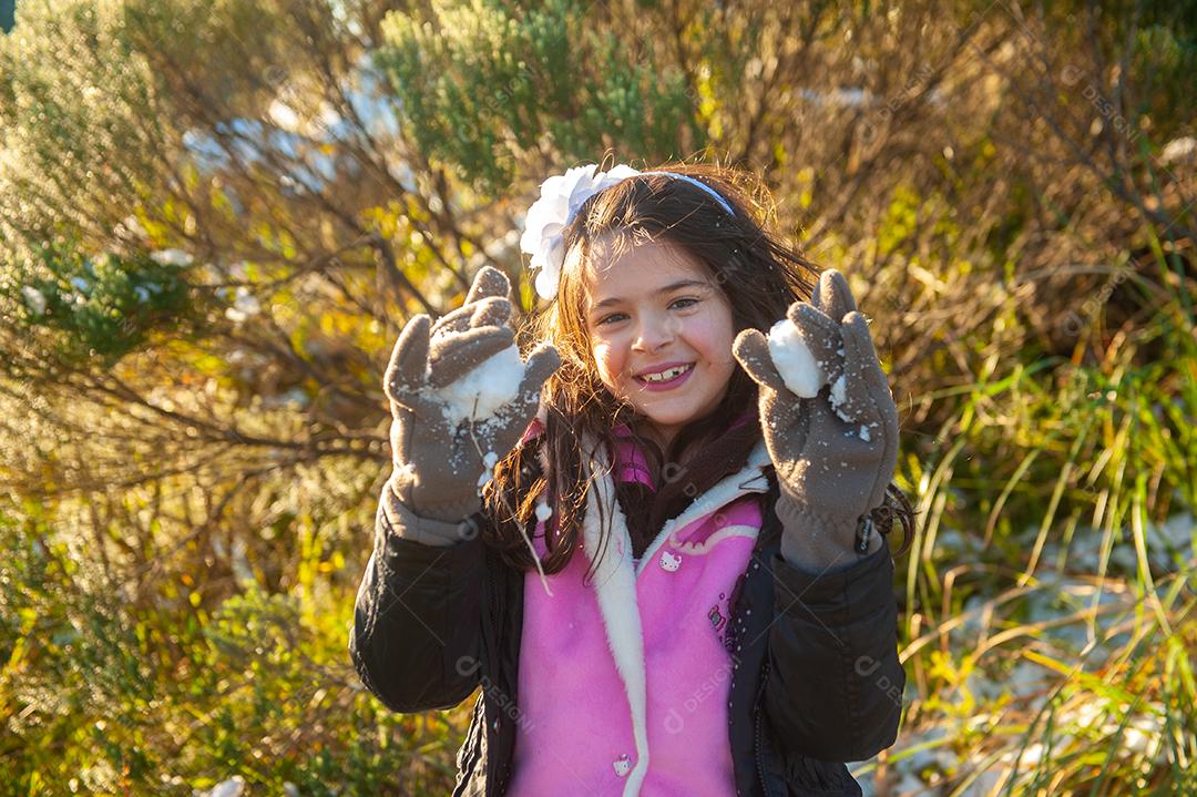 Crianças jogando bola de neve em Santa Catarina Brasil