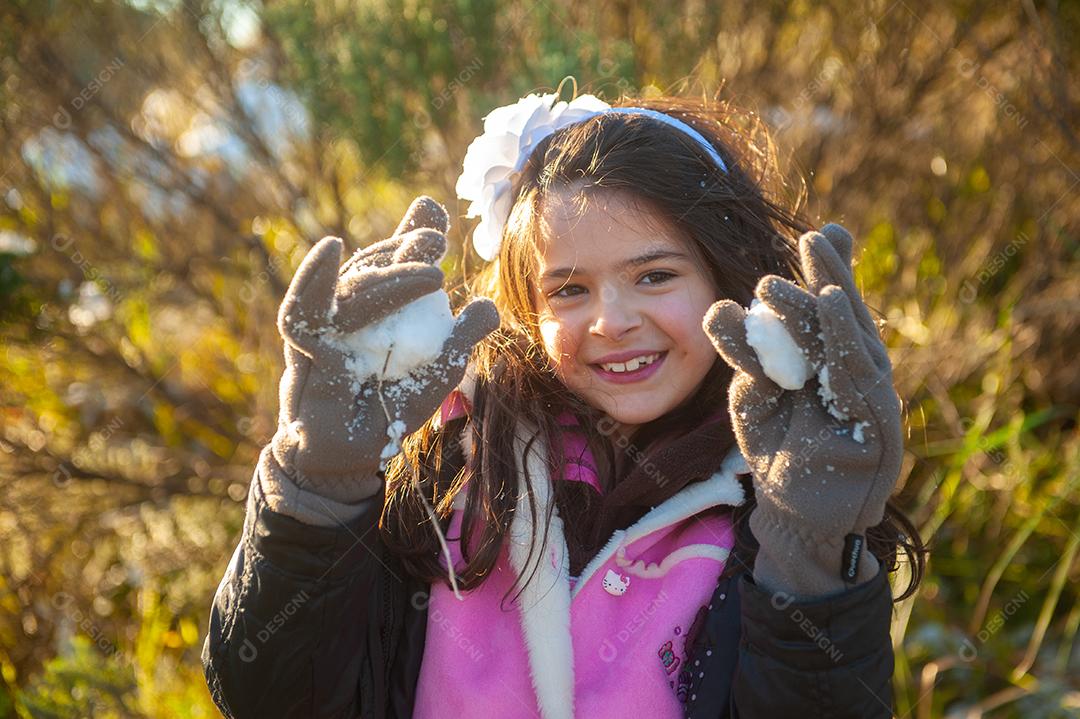 Crianças jogando bola de neve em Santa Catarina Brasil