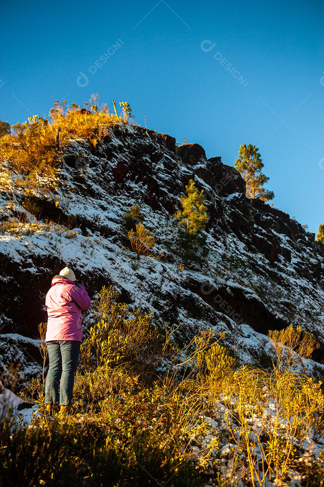 Paisagem montanhosa de Santa Catarina coberta de gelo após uma forte nevasca.