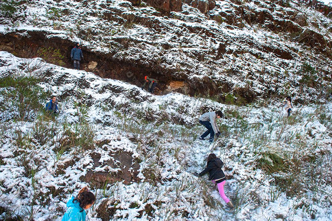 Crianças jogando bola de neve em Santa Catarina Brasil