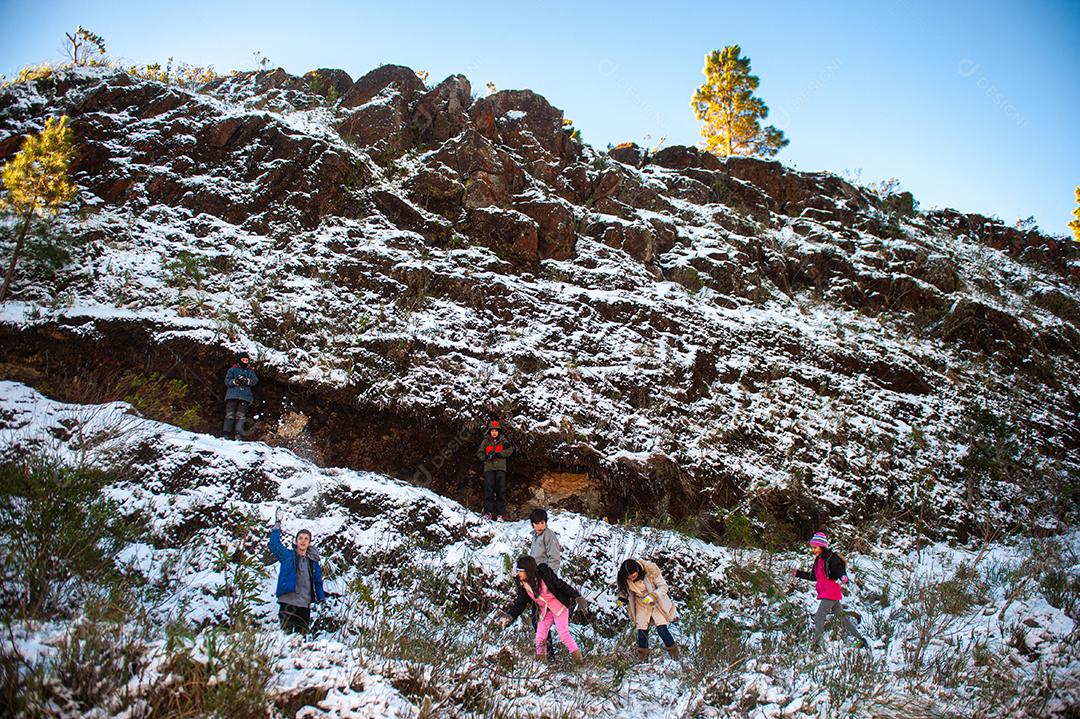 Crianças jogando bola de neve em Santa Catarina Brasil
