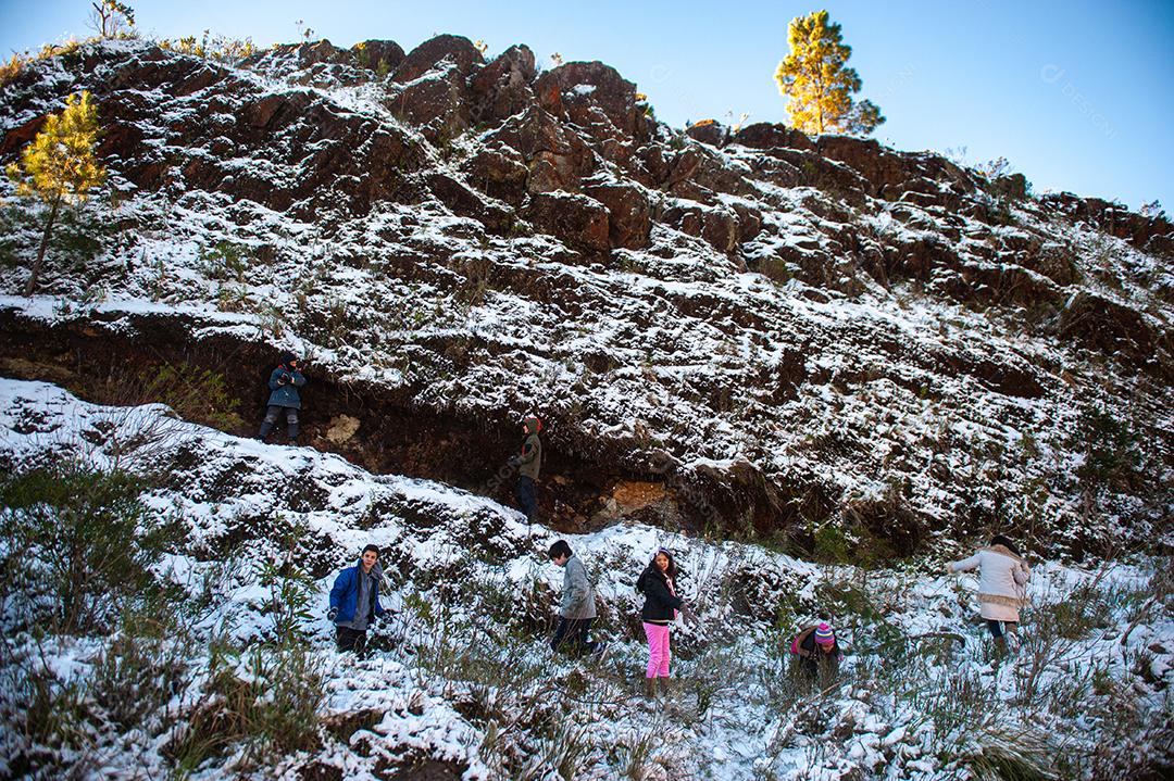 Crianças jogando bola de neve em Santa Catarina Brasil