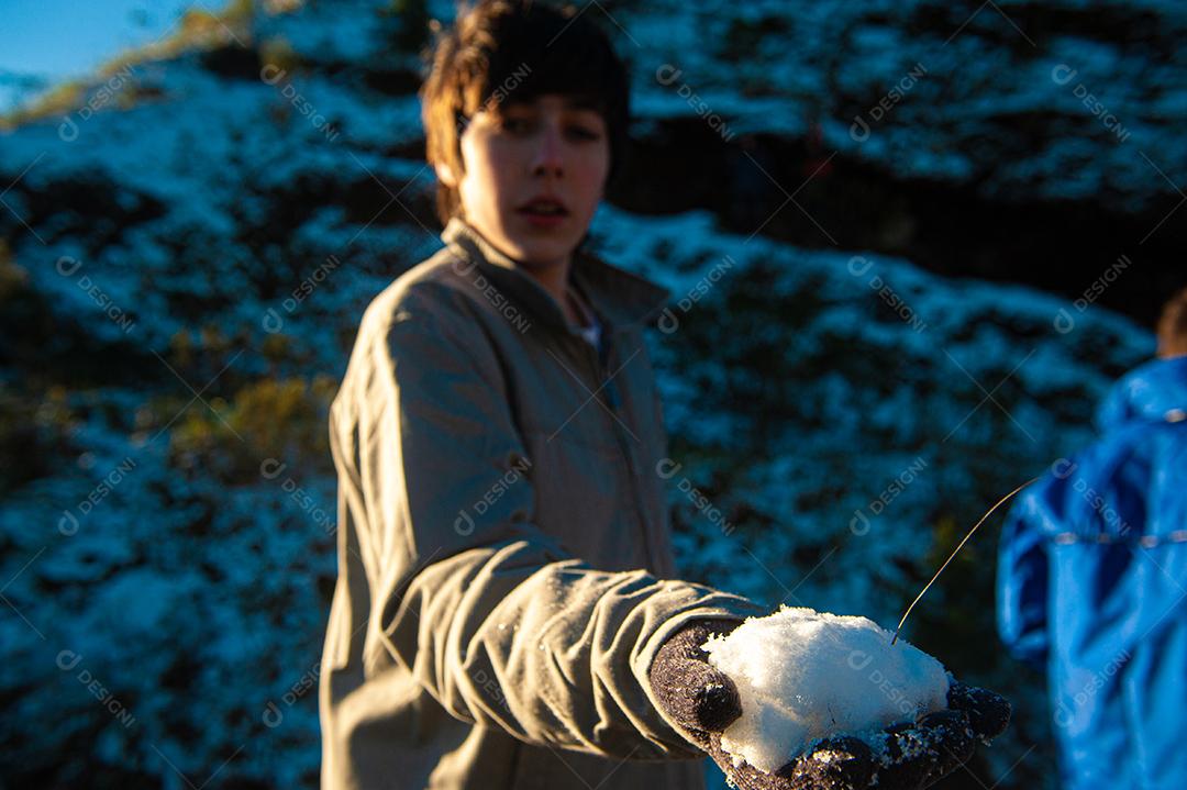 Crianças jogando bola de neve em Santa Catarina Brasil
