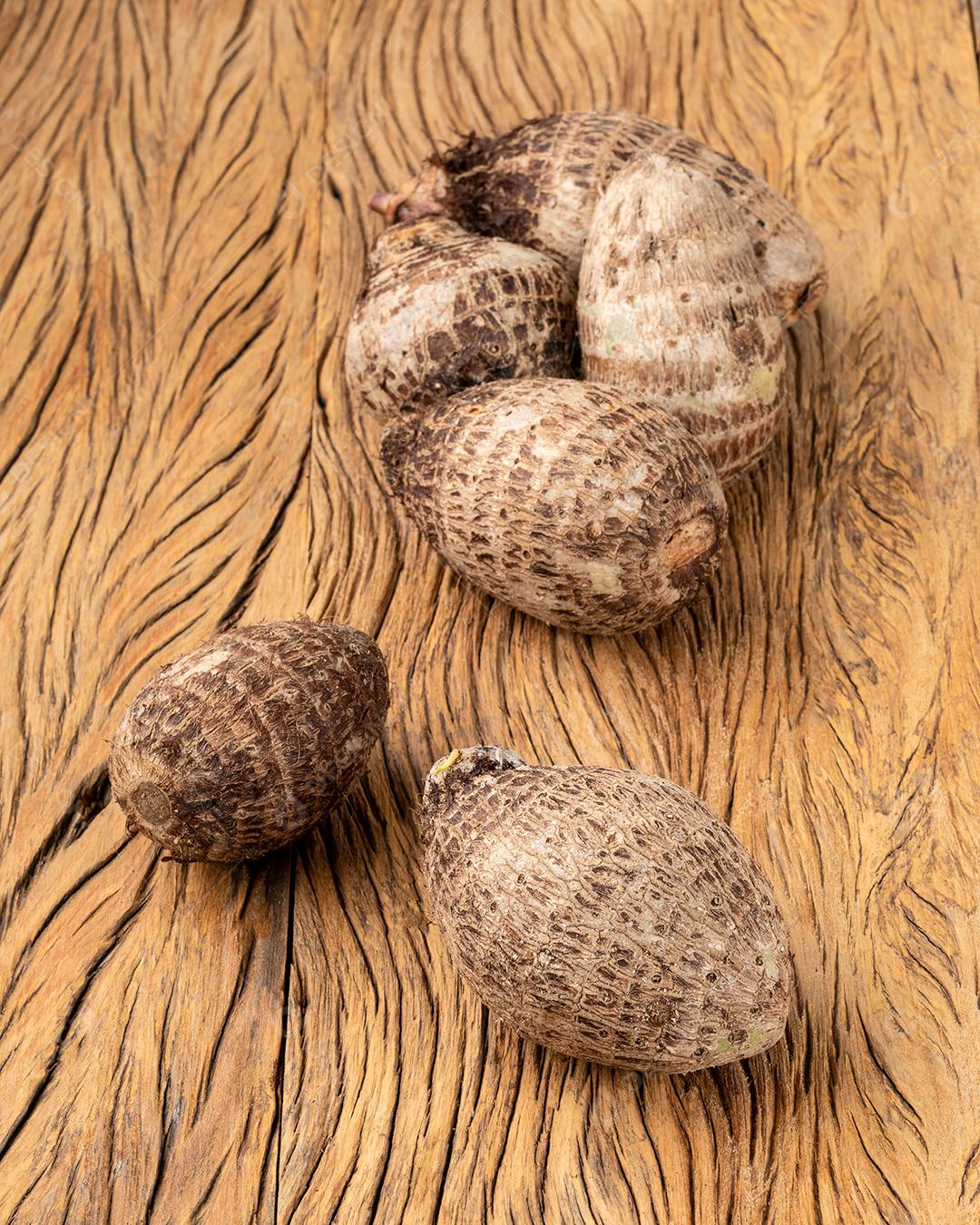 Um grupo de inhame cru ou inhames sobre mesa de madeira.