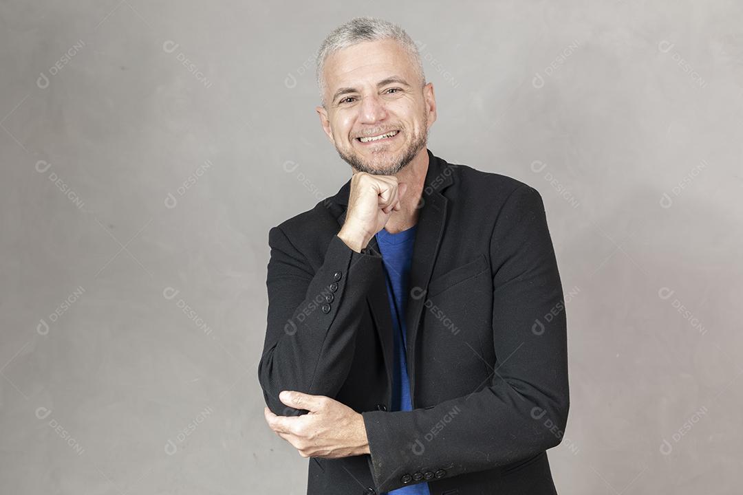 Bonito homem caucasiano de meia idade sorrindo olhando para a câmera