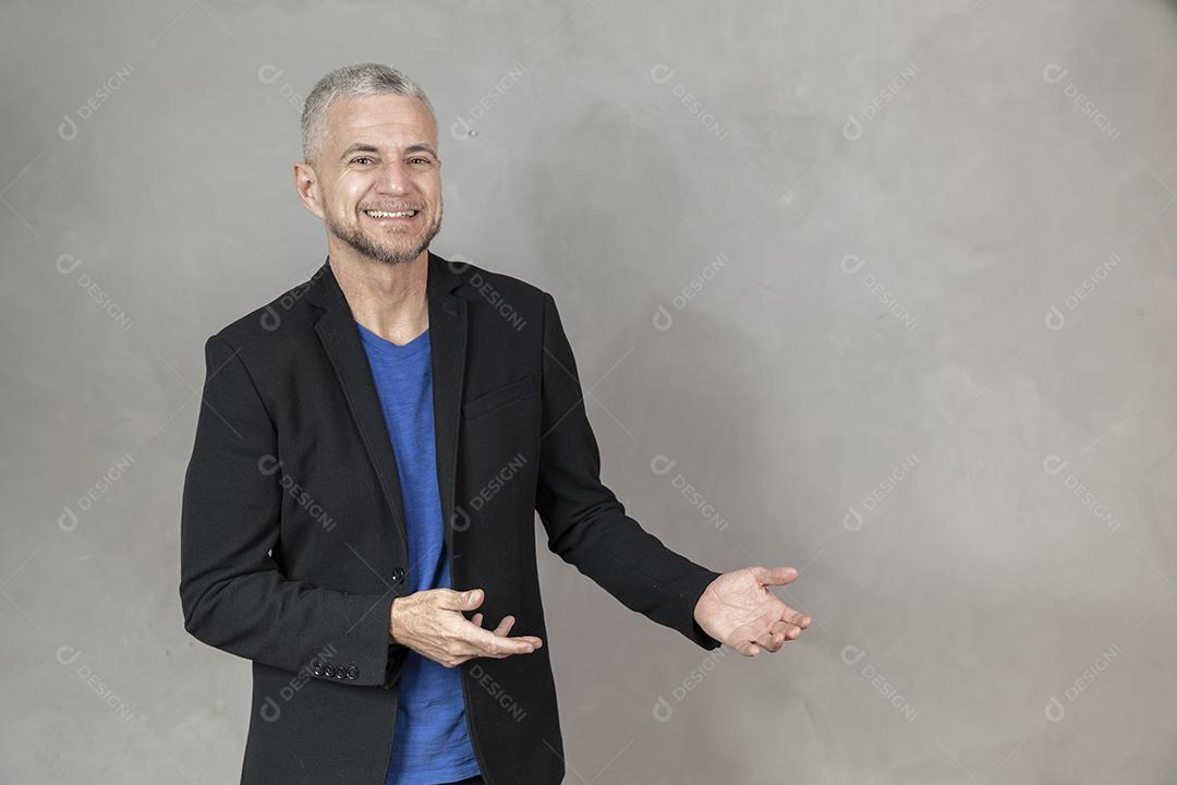Homem maduro com espaço livre para texto apontando para o lado