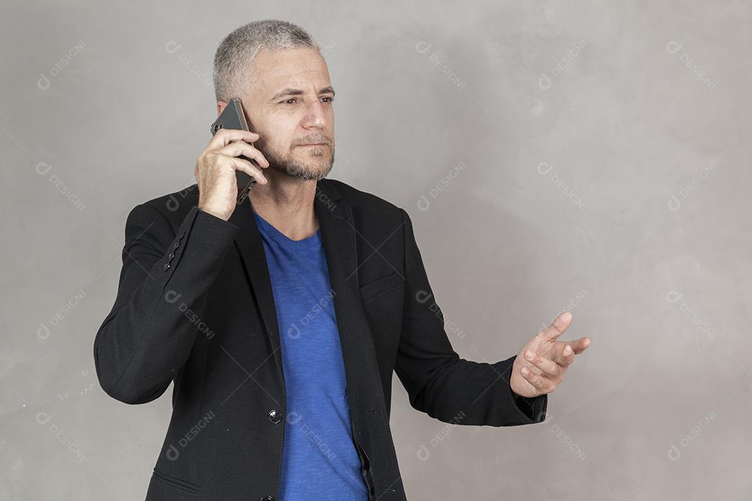 homem bem vestido de roupa social trabalhando pelo celular