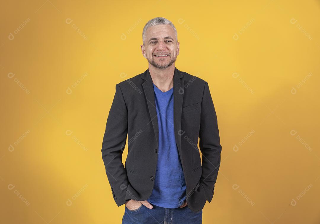 Um homem maduro bonito sorrindo olhando para a câmera