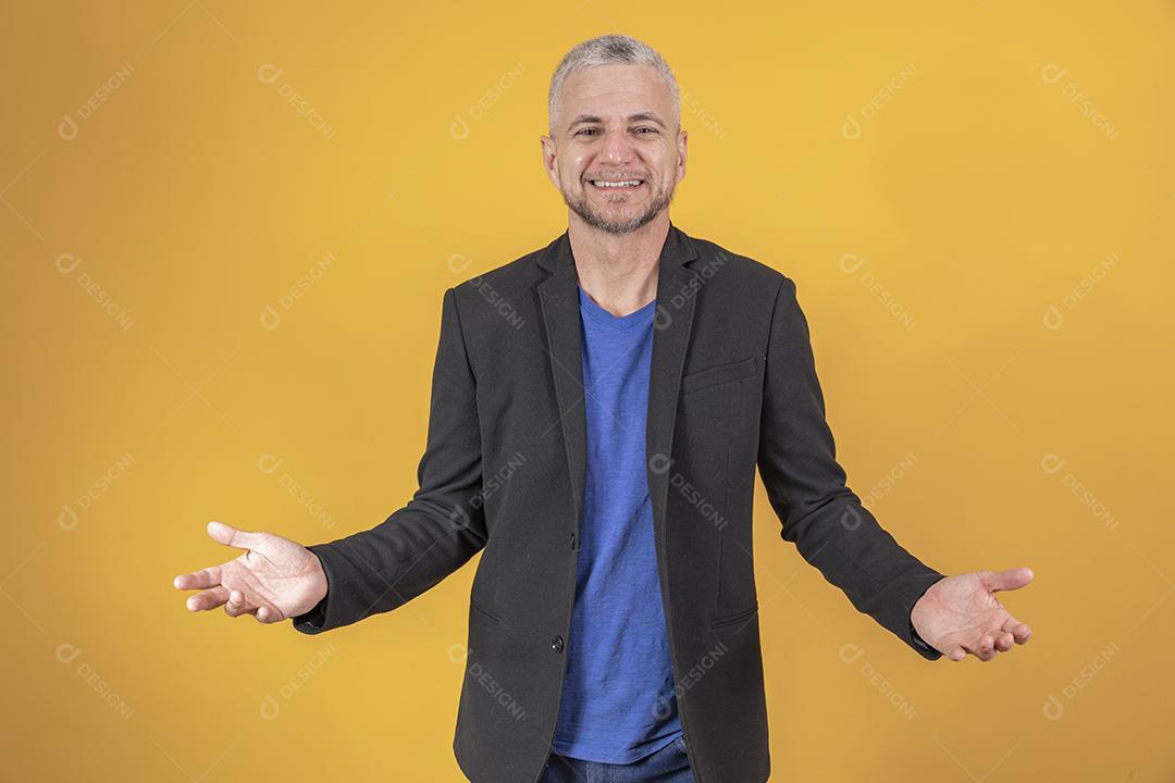 Homem maduro com espaço livre para texto apontando para o lado em grito
