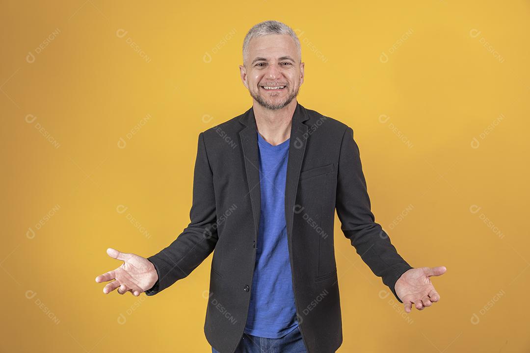 Homem maduro com espaço livre para texto apontando para o lado em grito