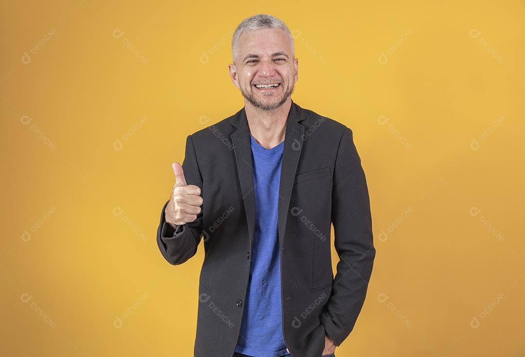 Empresário maduro com o polegar para cima fazendo sinal de ok