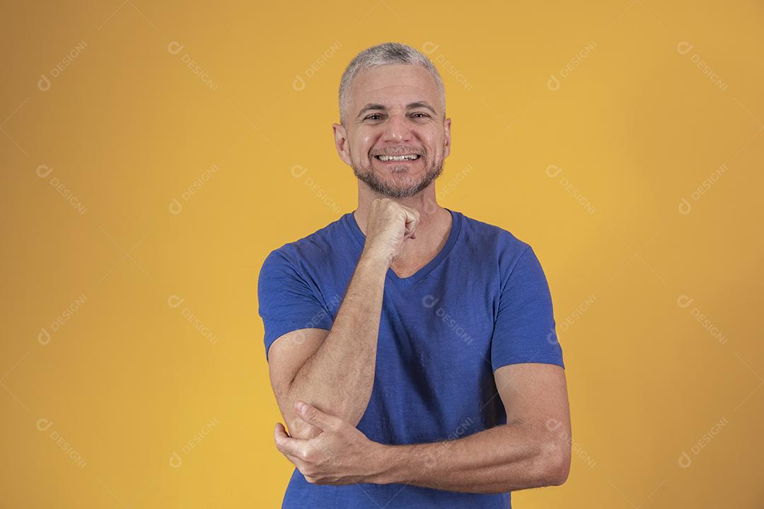 Homem bonito de meia idade sorrindo olhando para a câmera