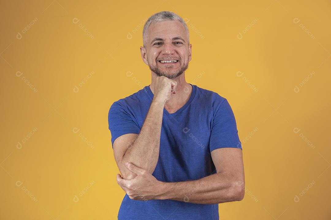 Homem bonito de meia idade sorrindo olhando para a câmera