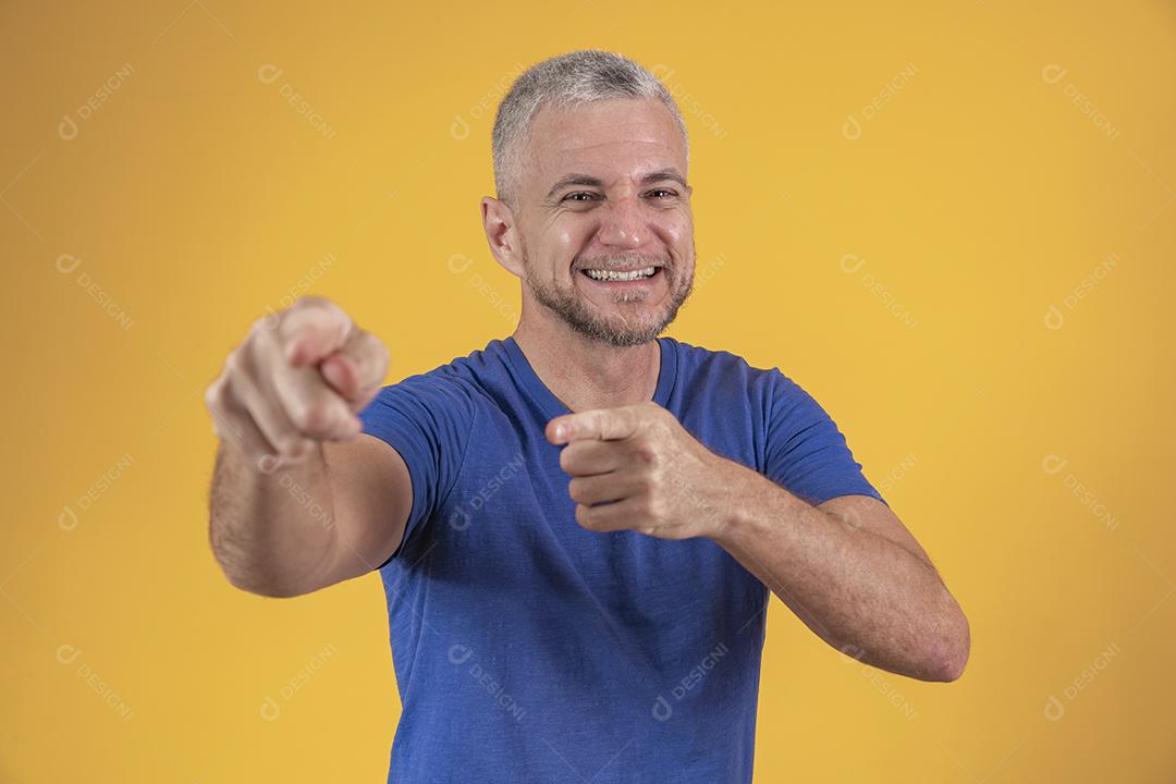 Bonito Homem sênior de meia idade  apontando para câmera