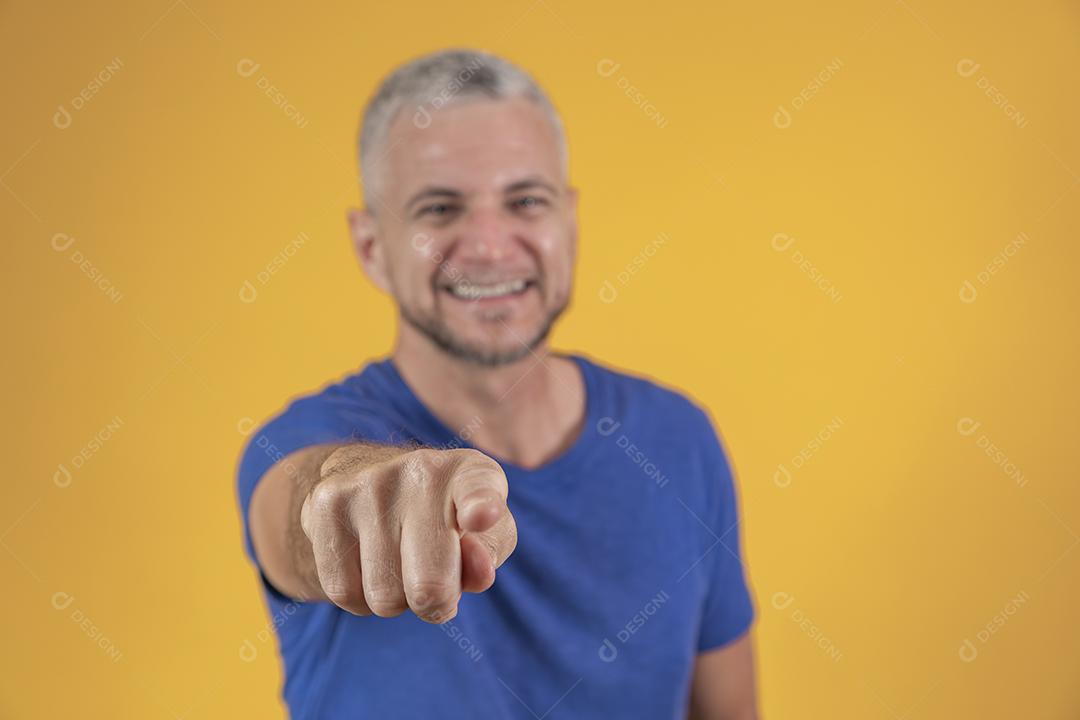 Bonito Homem sênior de meia idade  apontando para câmera