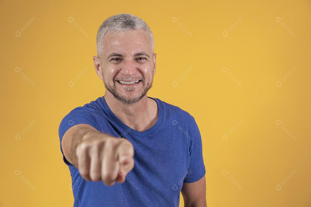 Bonito Homem sênior de meia idade  apontando para câmera