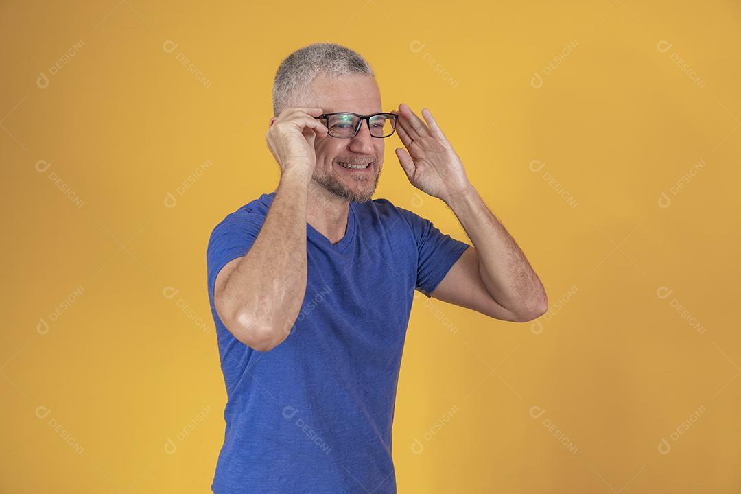 Homem de meia idade sorrindo de óculos