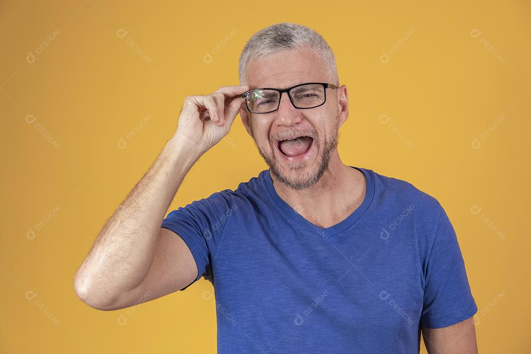 Homem de meia idade sorrindo de óculos