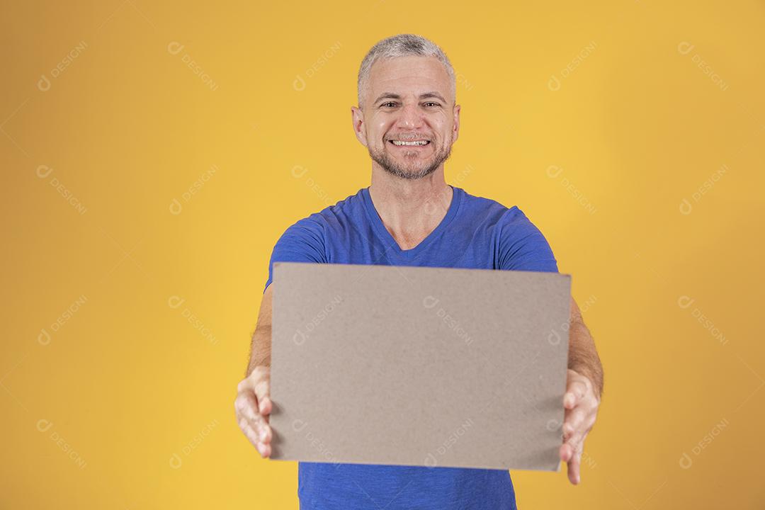 Homem de meia idade segurando um cartão