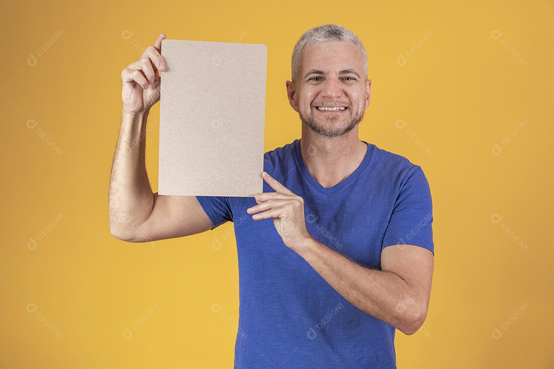 Homem de meia idade segurando um cartão