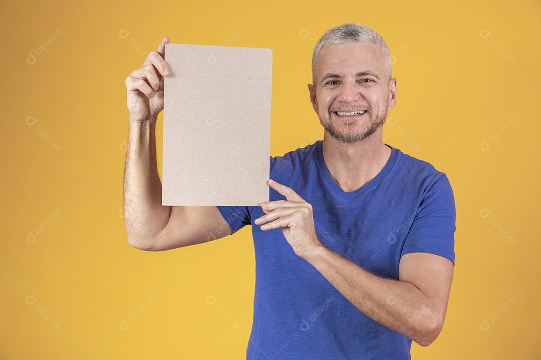 Homem de meia idade segurando um cartão