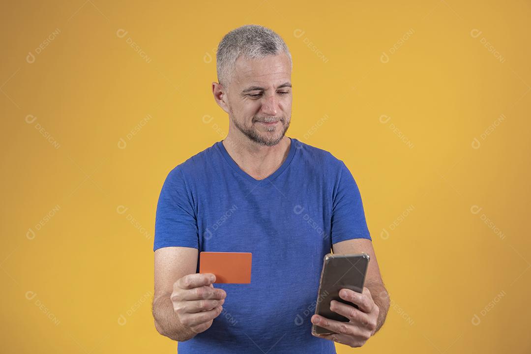 Homem de meia idade segurando um cartão