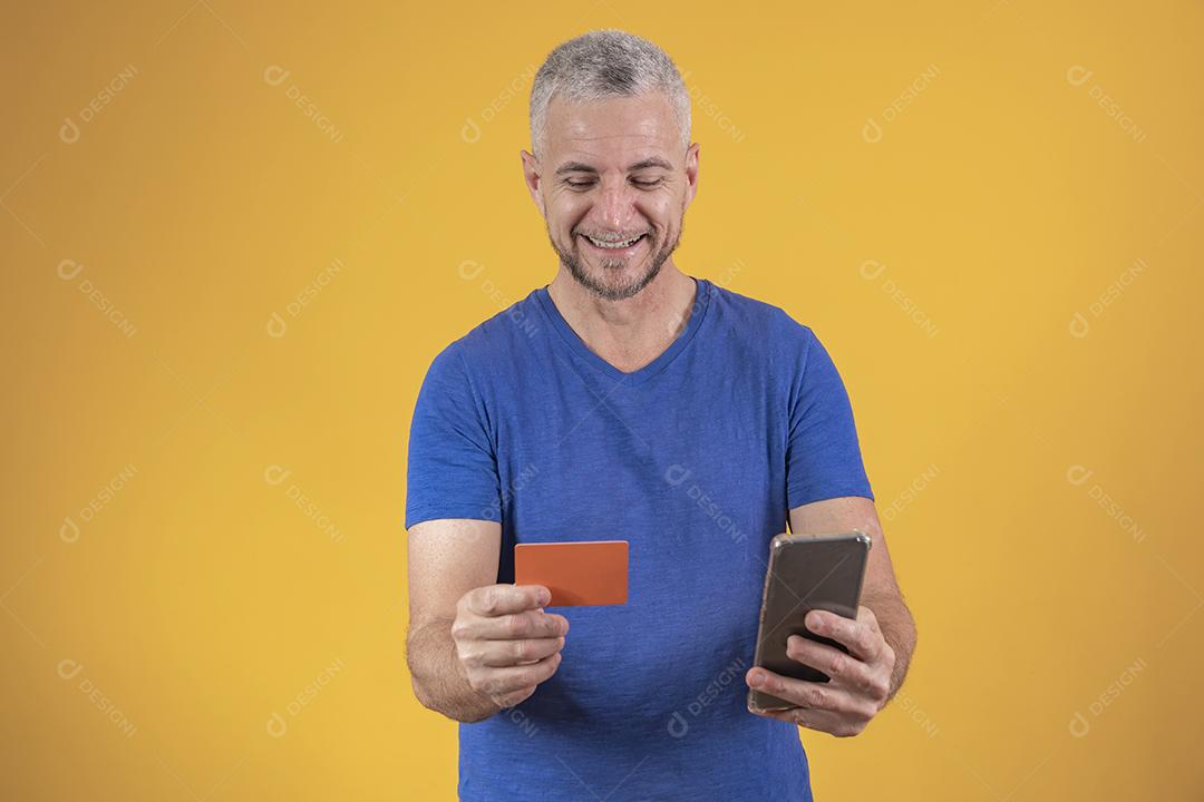 Homem de meia idade segurando um cartão