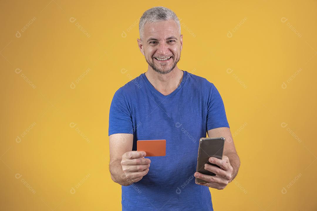 Homem de meia idade segurando um cartão