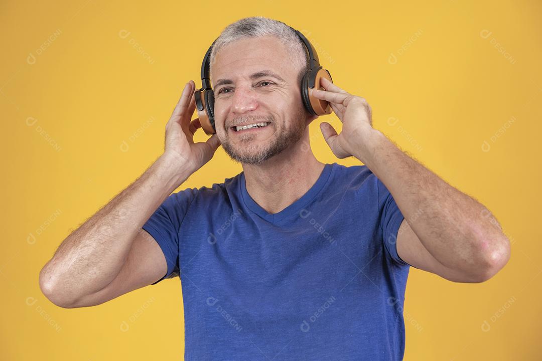 Homem de meia idade ouvindo músicas em fones de ouvido