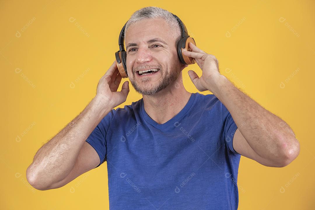 Homem de meia idade ouvindo músicas em fones de ouvido
